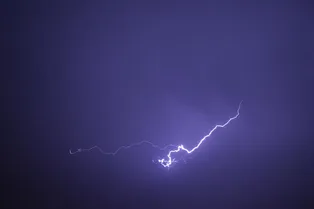 Меньше чем за час в Москве выпало больше четверти месячной нормы осадков. Непогода продлится ещё сутки