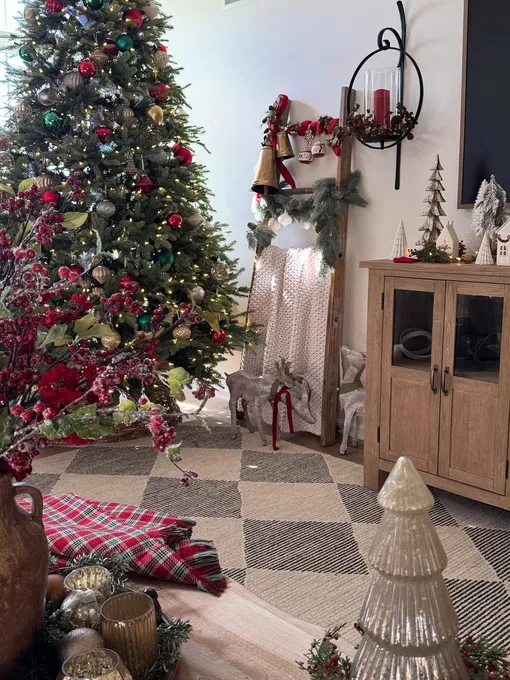 Огненная лошадь любит красный цвет и золото, поэтому елка с красными игрушками и украшение гостиной в красно-зеленой гамме принесут деньги и удачу в Новом году 2026. Огненная лошадь любит красный цвет и золото, поэтому елка с красными игрушками и украшение гостиной в красно-зеленой гамме принесут деньги и удачу в Новом году 2026.