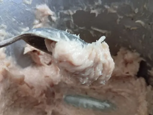 Готовый фарш для колбасы должен быть очень липким Готовый фарш для колбасы должен быть очень липким