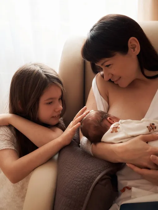 Ида Галич с малышкой и дочерью Олега Ледвича