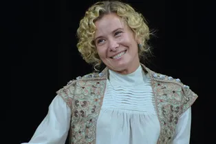 «Драйв и мандраж»: Юлия Высоцкая появилась на публике в подвенечном платье