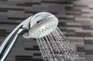 Чистим лейку душа правильно