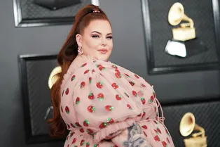 «Когда умру, выложите эти фото»: 155-килограммовая Тесс Холидей снялась в белье