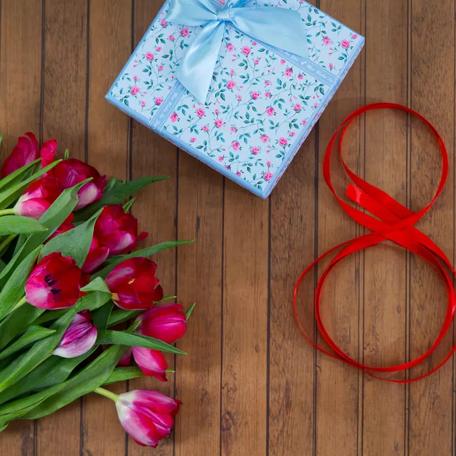 Подарки на 8 марта девушке, жене, маме: 25 идей до 3000 рублей