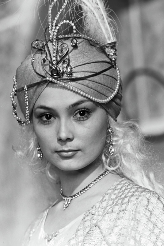 Екі кеуделі дос қыз ер адамды қанағаттандырды