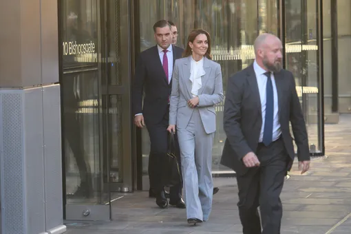 Светло-серый костюм и «кошачий бант»: Кейт Миддлтон совместила в новом образе деловые и романтичные ноты