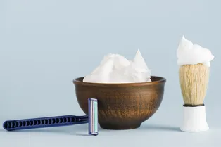 Убрать запах мочи и придать блеск сантехнике: 5 неожиданных применений крема для бритья