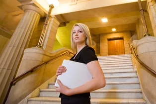 «Времени на личную жизнь практически нет»: адвокат — о профессии, клиентах и дресс-коде