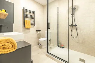 Подвесные тумбы и круглая плитка: 6 модных деталей для ванной, о которых вы пожалеете