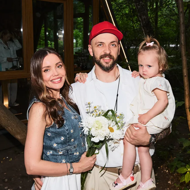 Как превратить 10 часов в воздухе с ребенком в спокойное путешествие: Ассоль поделилась секретом перелетов с детьми