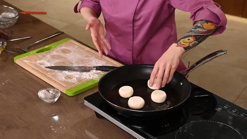 Сырные сырники с малиновым соусом