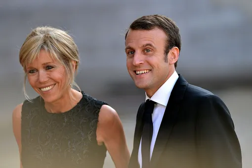 Эмманюэль Макрон с женой Брижит Макрон Эмманюэль Макрон с женой Брижит Макрон