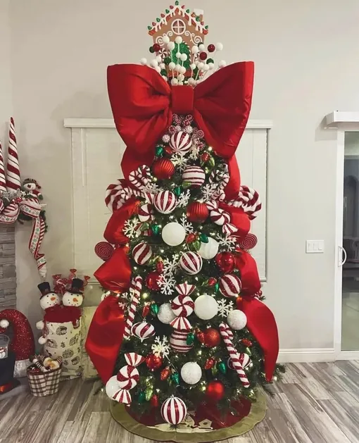 Большие банты — главный тренд украшения елки 2026 года. Бант в красном цвете станет символом удачи в год Огненной Лошади. Большие банты — главный тренд украшения елки 2026 года. Бант в красном цвете станет символом удачи в год Огненной Лошади.