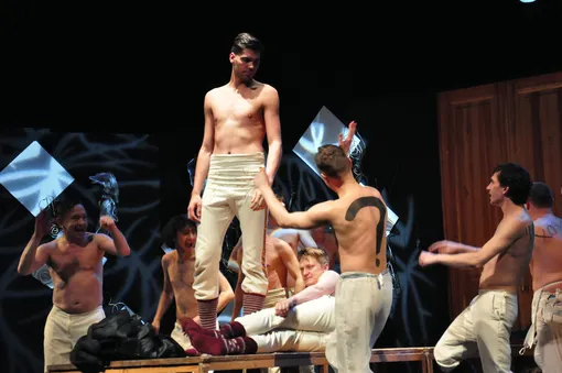 Антон Бутаков (в центре) на сцене Антон Бутаков (в центре) на сцене