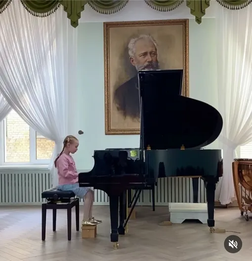 Дочь Игоря Николаева исполнила композицию «Колыбельная для Вероники»