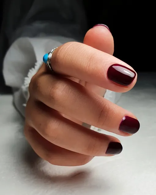 Тёмно-бордовый итальянский маникюр Тёмно-бордовый итальянский маникюр фото