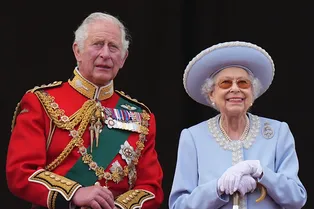 Ничего святого: король Карл выставил близкую подругу Елизаветы вскоре после смерти монарха