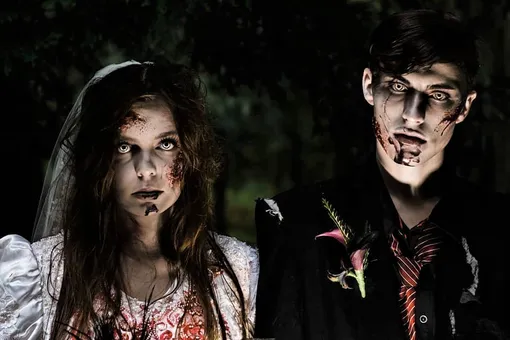 Кровь на платье и торт из мозгов: «зомби-молодожены» стали звёздами