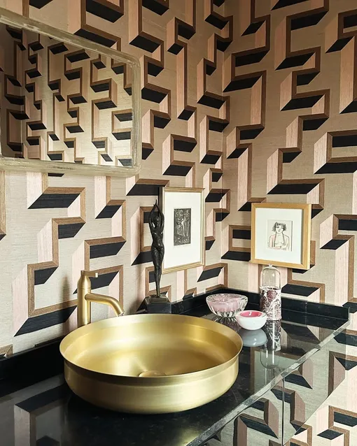 Жить в интерьере с изобилием «острых» линий и углов на самом деле очень сложно. Дизайнеры советуют обратить внимание на более мягкие варианты: плавные волны, размытые полосы с эффектом деграде и т. д. какие обои не в тренде в 2026 году