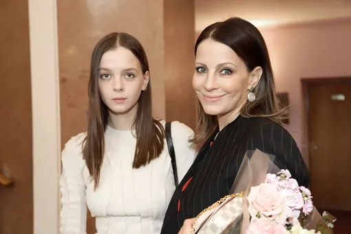 Евгения Крюкова с дочерью Евдокией Евгения Крюкова с дочерью Евдокией