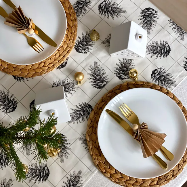 Еловая лапа, французский конверт: полный гид по новогодней сервировке стола от дизайнера