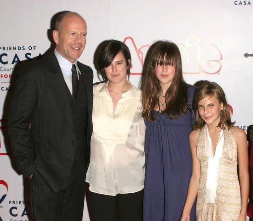 Брюс Уиллис с дочерьми от Деми Мур в 2005 году. Архивное фото