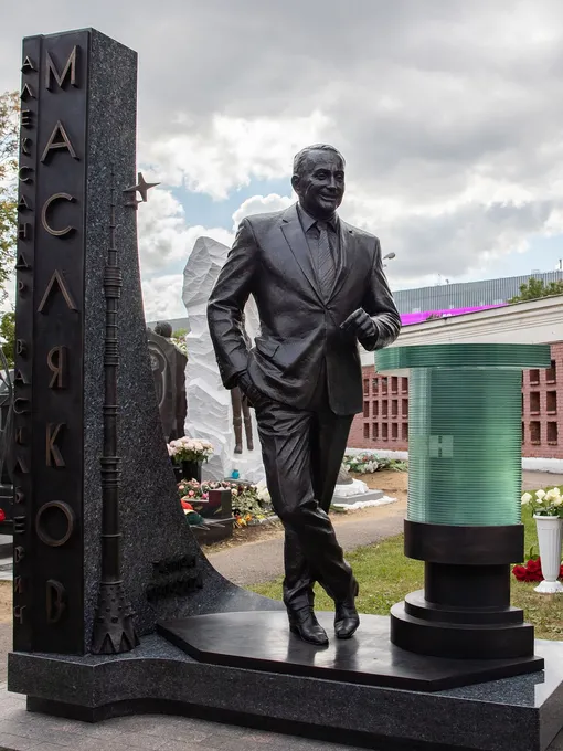 Памятник Александру Маслякову на Новодевичьем кладбище