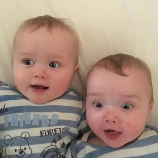 Ронни с братом-близнецом Робертом Ронни с братом-близнецом Робертом