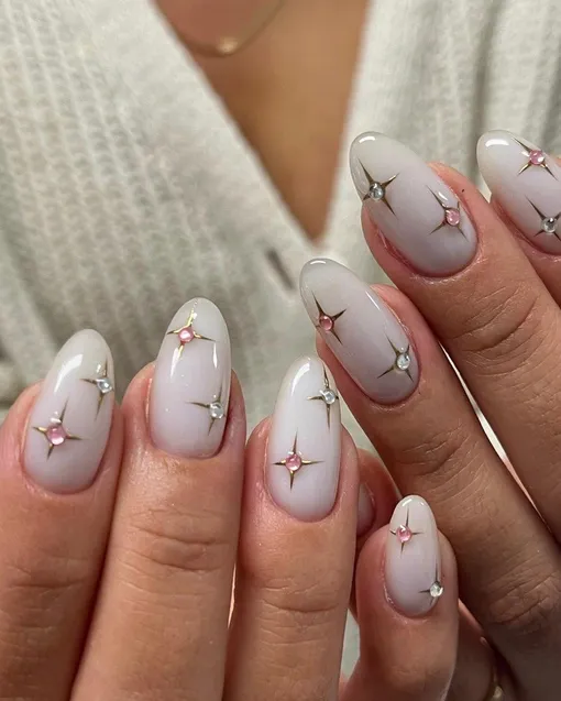 Астрологи назвали молочные оттенки «любовным цветом» декабря 2025 года. Считается, что если использовать этот оттенок в маникюре, то это поможет познакомиться с мужчиной или гармонизировать уже имеющиеся отношения.