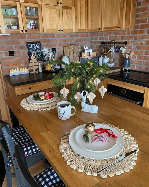 Красивая композиция из лапника для украшения дома и кухни к Новому 2026 году Красивая композиция из лапника для украшения дома и кухни к Новому 2026 году