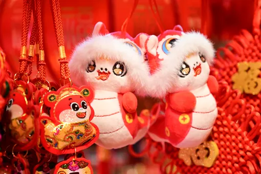 Красные конверты, каллиграфия и фонари: стильные идеи новогоднего декора с китайским колоритом Красные конверты, каллиграфия и фонари: стильные идеи новогоднего декора с китайским колоритом