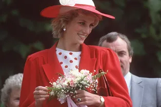 Почему принцесса Диана продолжала носить помолвочное кольцо после расставания с Чарльзом?