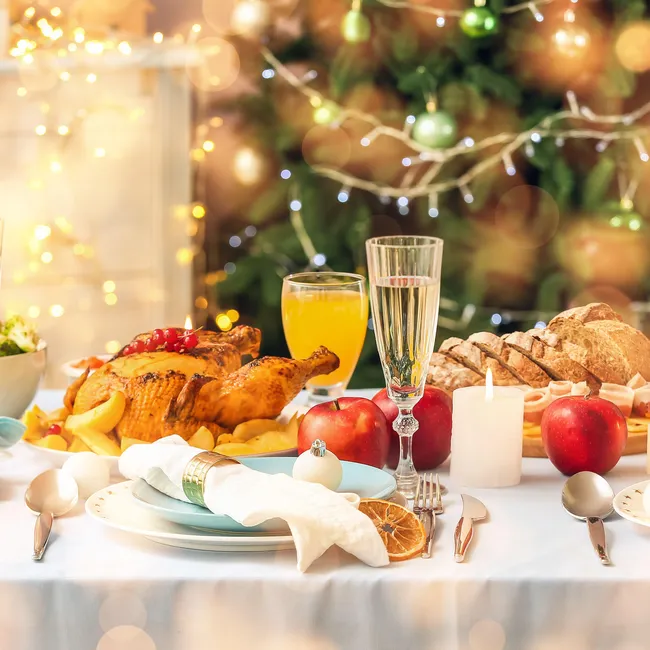 «Выглядит дёшево и отталкивает» — спросили шефа про то, как нельзя сервировать новогодний стол