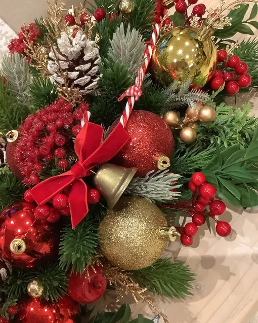 Красиво украсить стол к новогоднему застолью помогут живые композиции из хвои. Они выглядят намного лучше, чем их «синетические» собратья.