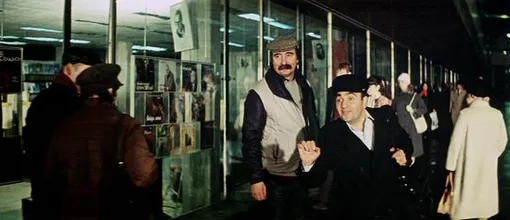 Геральд Бежанов (в центре, в кепке и с усами) в эпизоде фильма «Самая обаятельная и привлекательная» Геральд Бежанов (в центре, в кепке и с усами) в эпизоде фильма «Самая обаятельная и привлекательная»