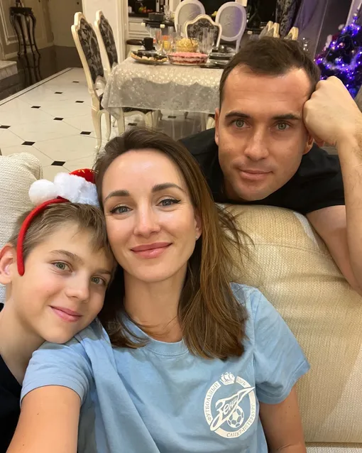 Александр Кержаков с третьей женой Евгенией Ледащевой и сыном Игорем