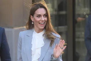 Светло-серый костюм и «кошачий бант»: Кейт Миддлтон совместила в новом образе деловые и романтичные ноты