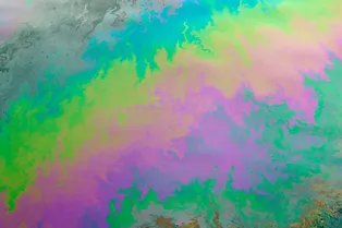 В Красноярском крае ввели режим ЧС из-за утечки 500 литров топлива в реку Ангара