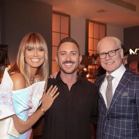 Победитель шоу Джонни Кота (в центре) фото