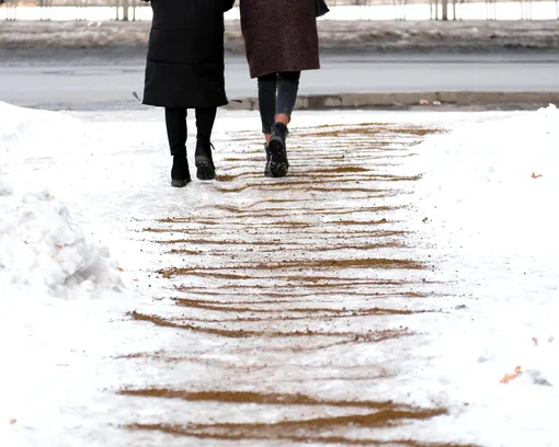 Россиянка отсудила 550 тысяч рублей за травму на скользком тротуаре