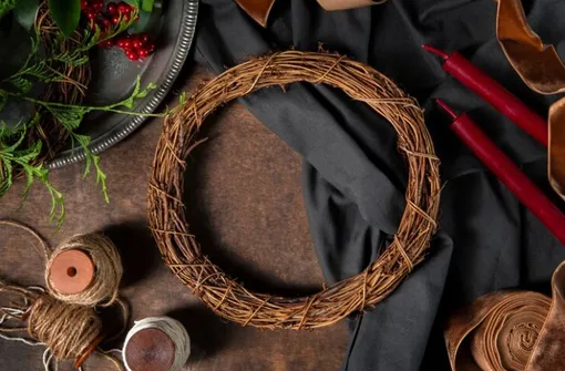 Можно даже оставлять только основу венка, и всякий раз полностью менять его компоненты.