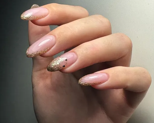 Праздничный формальный маникюр