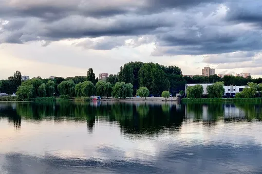 Девушка утопила джип в реке. Над ней смеялись, пока не узнали причину...