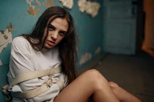 Иллюстративное фото Девушка связана