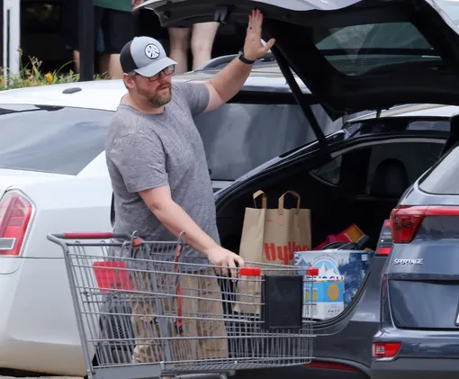 Джош Боулинг с покупками 28 августа 2025 года Джош Боулинг с покупками 28 августа 2025 года