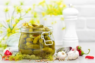 А вы знали? 7 необычных способов применения огуречного рассола