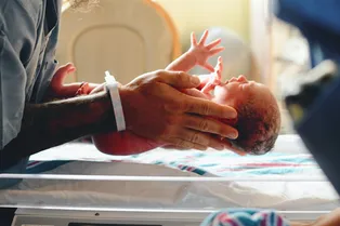 Женщина, чье сердце не билось 45 минут, очнулась и увидела рождение внука