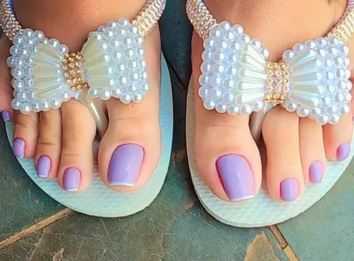 Модный педикюр на весну 2025