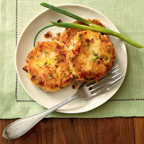 Котлеты из картофельного пюре с ветчиной и луком