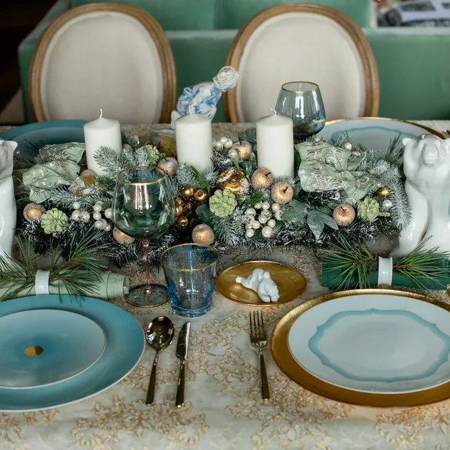 Сервировка стола на Новый год: в красно-зелёных и мятных тонах. И даже с чёрной скатертью!
